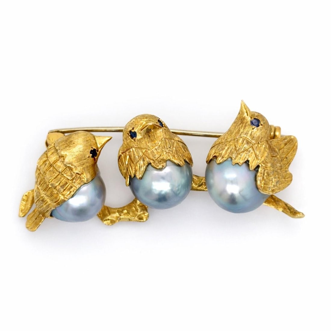 18K Yellow Gold Brooch with Three Pearls and Bird Motif from Italy: 18K Yellow Gold Brooch with Three Pearls and Bird Motif from Italy This Italian brooch features two birds crafted in 18K yellow gold and is set with three pearls. It measures 1.75 inches in length and