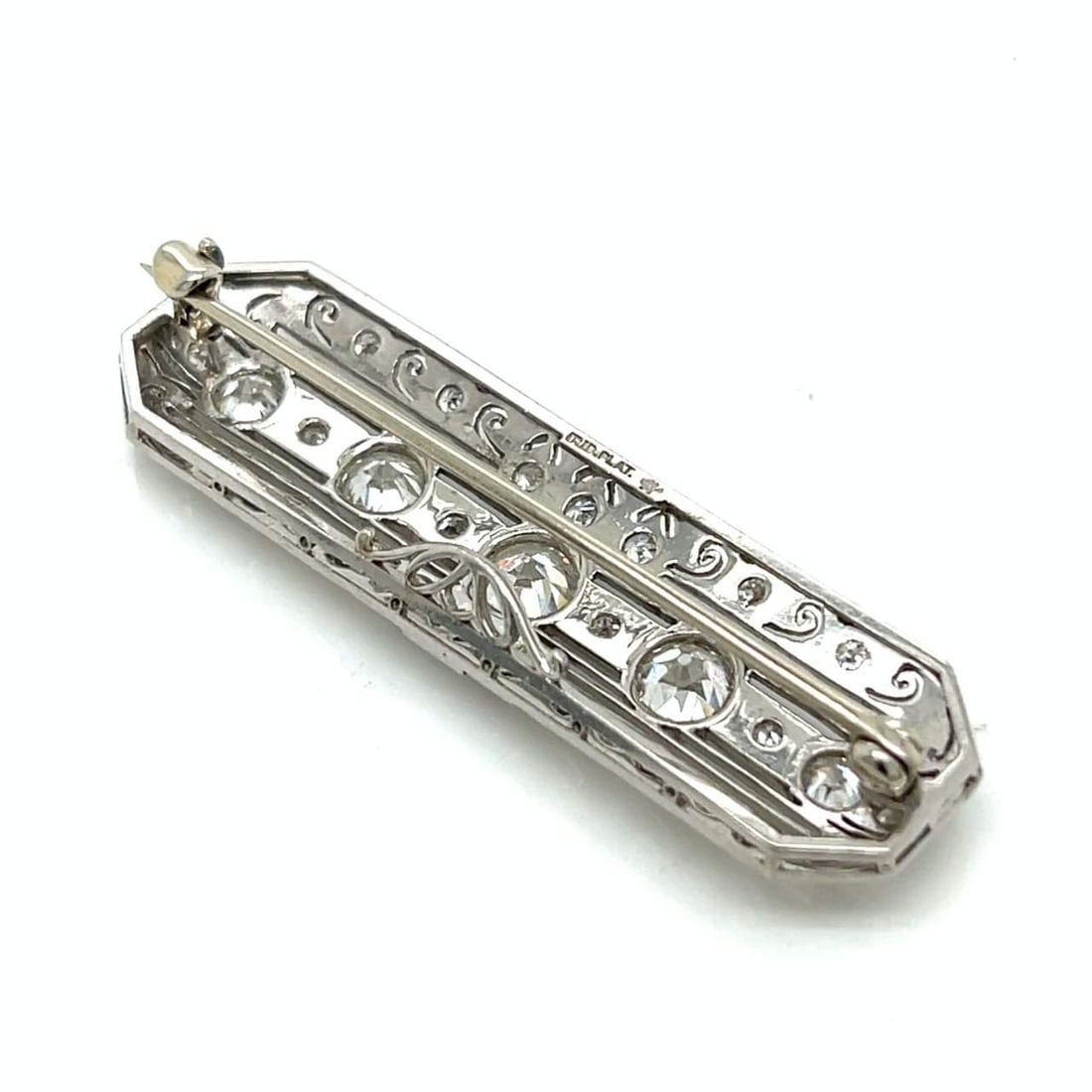 Art Deco Platinum 3.05 Ct Diamond Brooch with 25 Diamonds: Art Deco Platinum 3.05 Ct Diamond Brooch with 25 Diamonds This exquisite Art Deco brooch is crafted in platinum and features a stunning total diamond weight of 3.05 carats. It is adorned with 5 princi