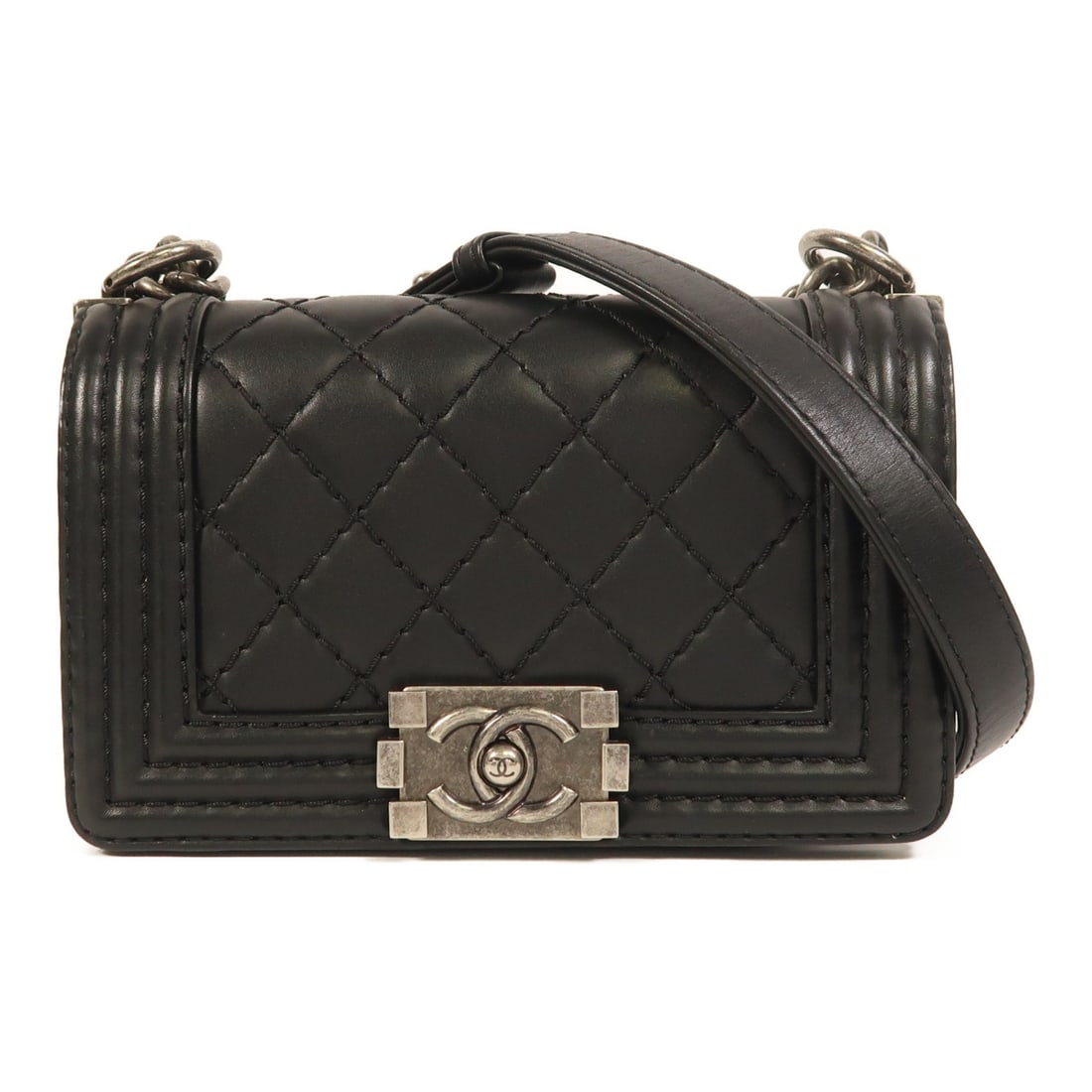 CHANEL Boy 20 Shoulder Bag A67085 Black Calfskin Leather: CHANEL Boy 20 Shoulder Bag A67085 Black Calfskin Leather Introducing the CHANEL CC SHW Boy 20 Chain Shoulder Bag, a stunning accessory crafted from luxurious black calfskin leather. This elegantly des