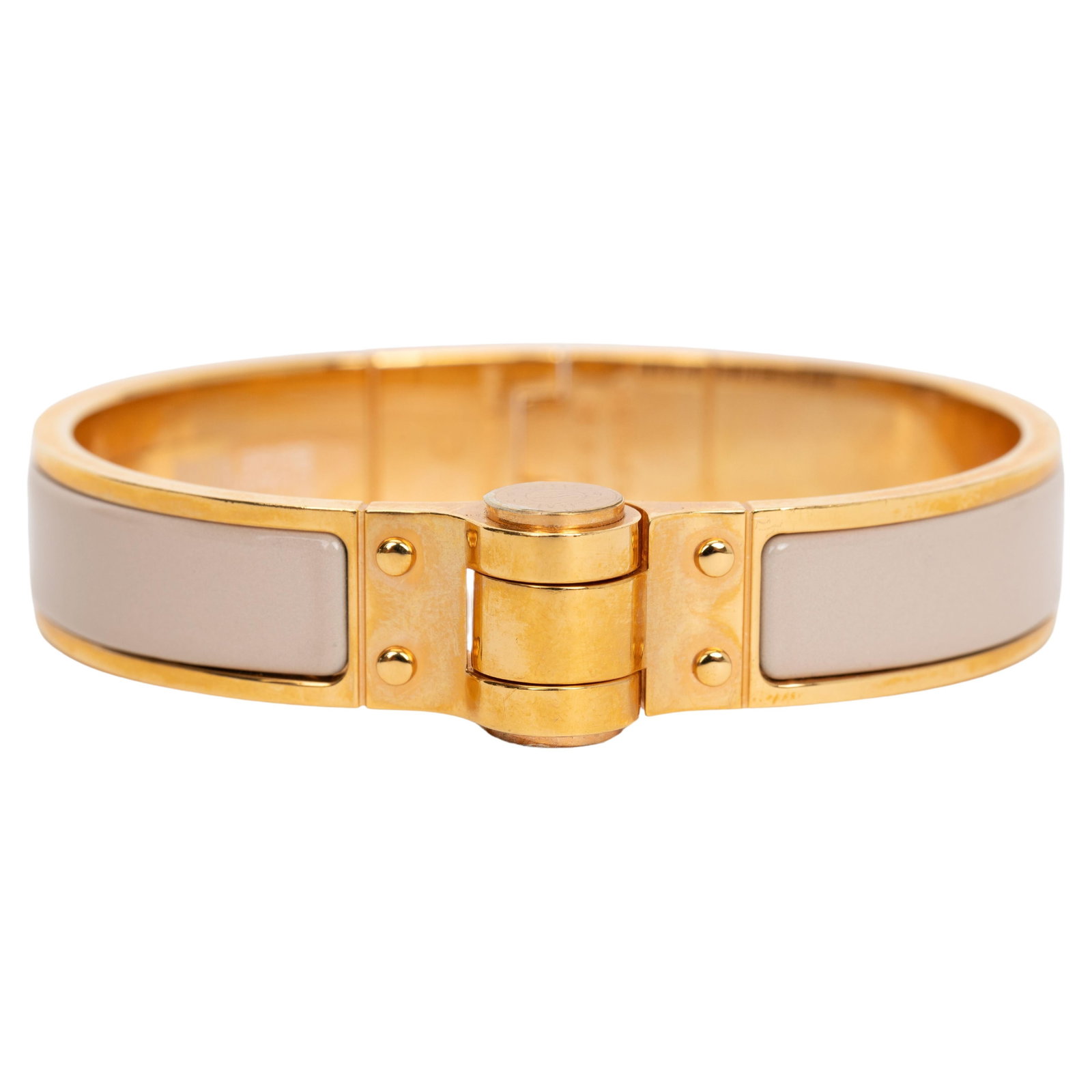 Hermes Beige Rose Gold PM Hinged Bracelet 2022 France: Hermes Beige Rose Gold PM Hinged Bracelet 2022 France This exquisite Hermes Hinged Bracelet showcases a sophisticated blend of beige rose lacquer and gold, exemplifying luxury and elegance. Crafted in
