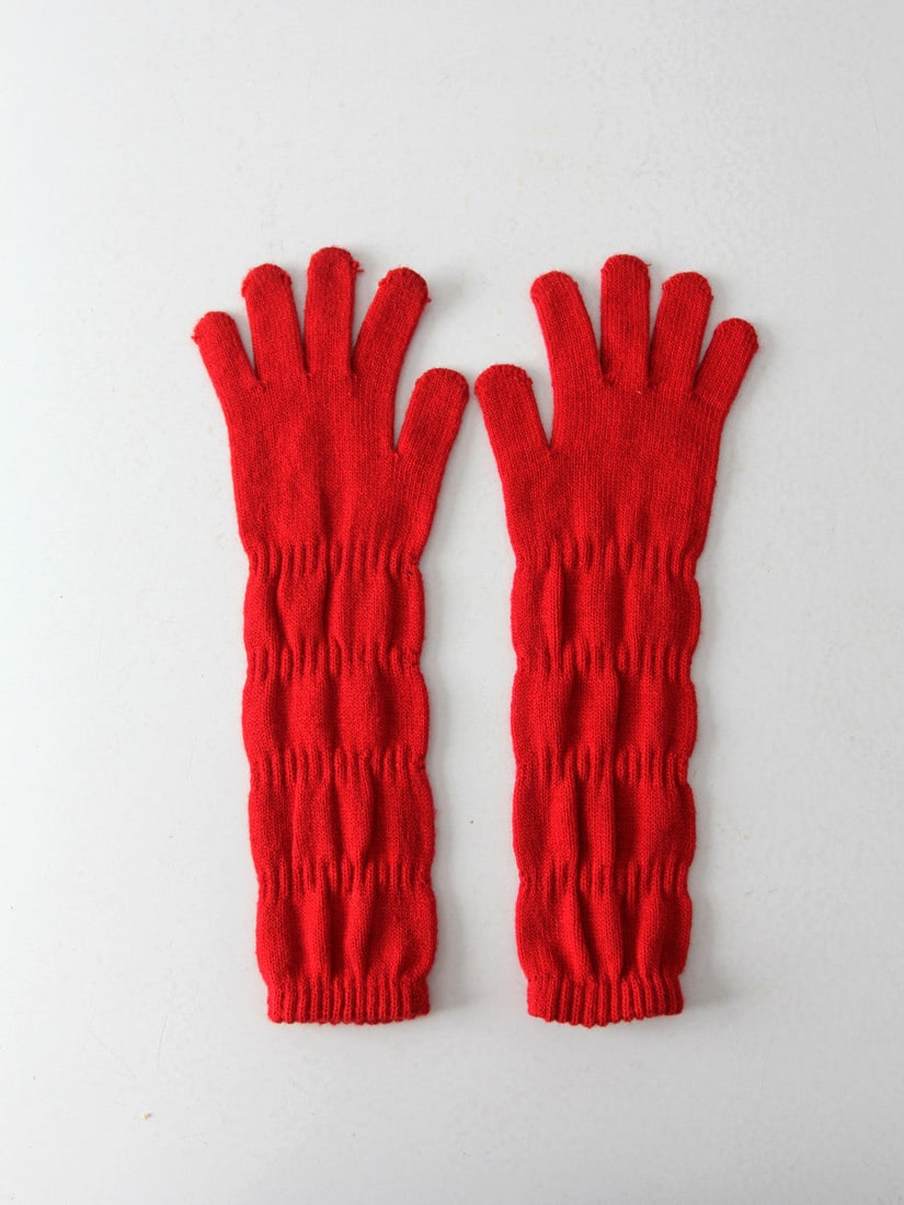 Charming Vintage Red Knit Gloves with Ruche Pleats (1 of 4)