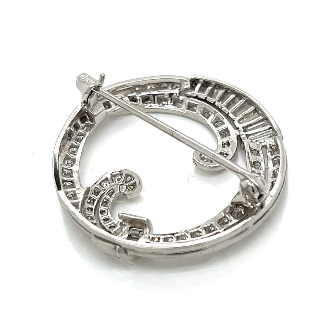 Art Deco Platinum 3.10 Ct Diamond Brooch 72 Round 14 Baguette Diamonds F-H VS1-SI1: Art Deco Platinum 3.10 Ct Diamond Brooch 72 Round 14 Baguette Diamonds F-H VS1-SI1 This exquisite Art Deco brooch is crafted in platinum and features a stunning total diamond weight of 3.10 carats. It