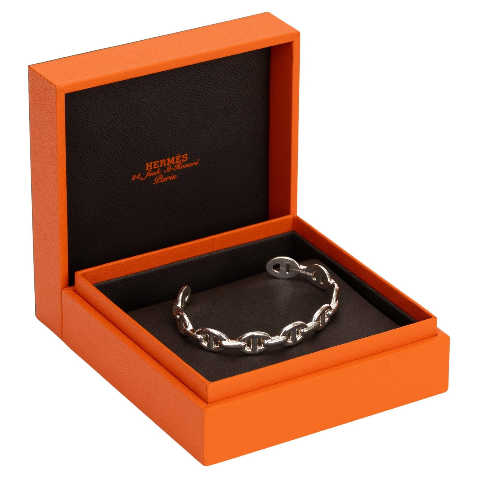 Hermes Chaine D'Ancre Enchainee Bracelet in Sterling Silver: Hermes Chaine D'Ancre Enchainee Bracelet in Sterling Silver This exquisite Hermes Chaine D'Ancre Enchainee Bracelet is crafted in Sterling Silver, showcasing a timeless design that embodies elegance a