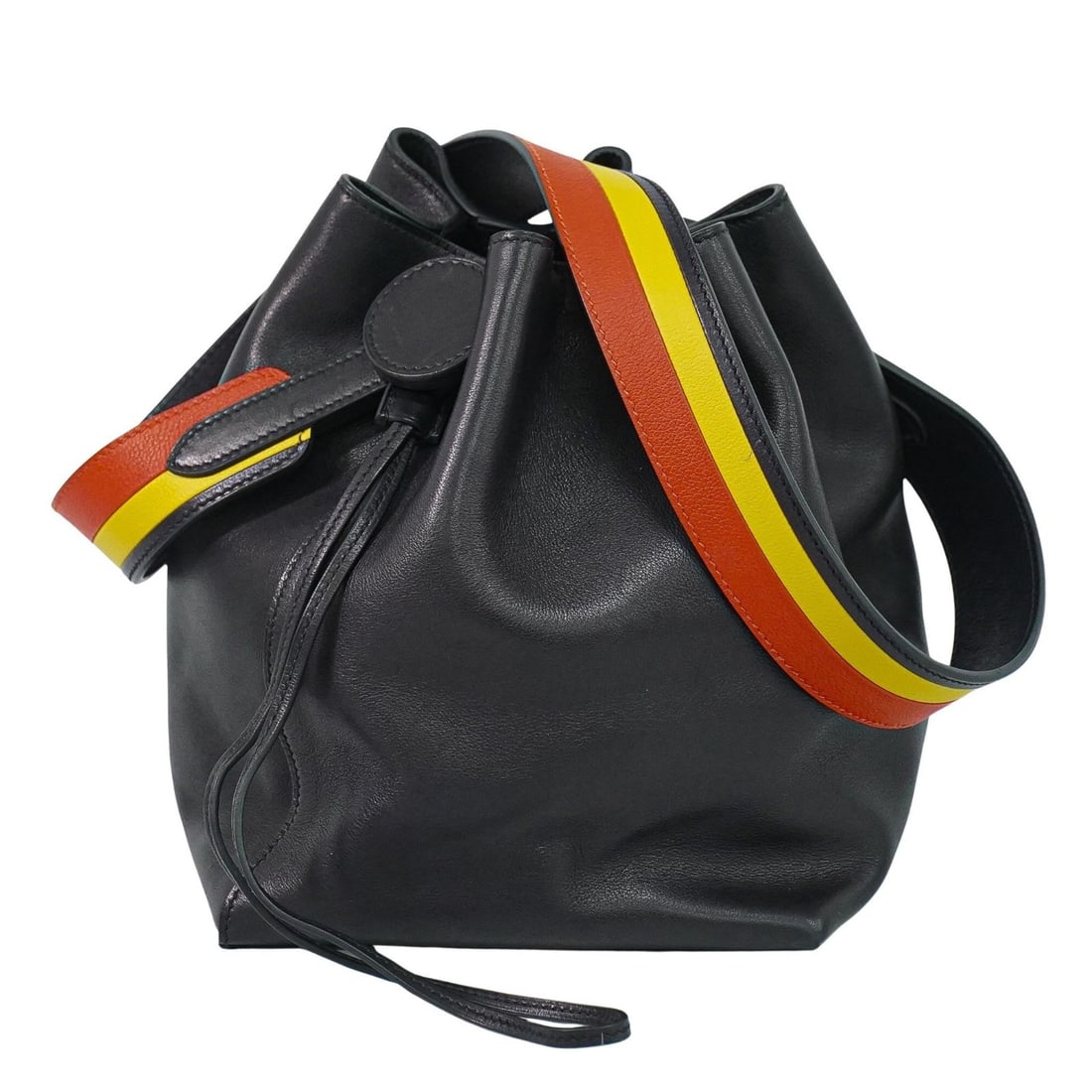 Hermes Licol Black Leather Volupto Handbag 17cm x 22cm x 18cm France: Hermes Licol Black Leather Volupto Handbag 17cm x 22cm x 18cm France This Hermes Licol Bag Volupto is crafted from black leather and designed for women. The bag features a structured silhouette with d
