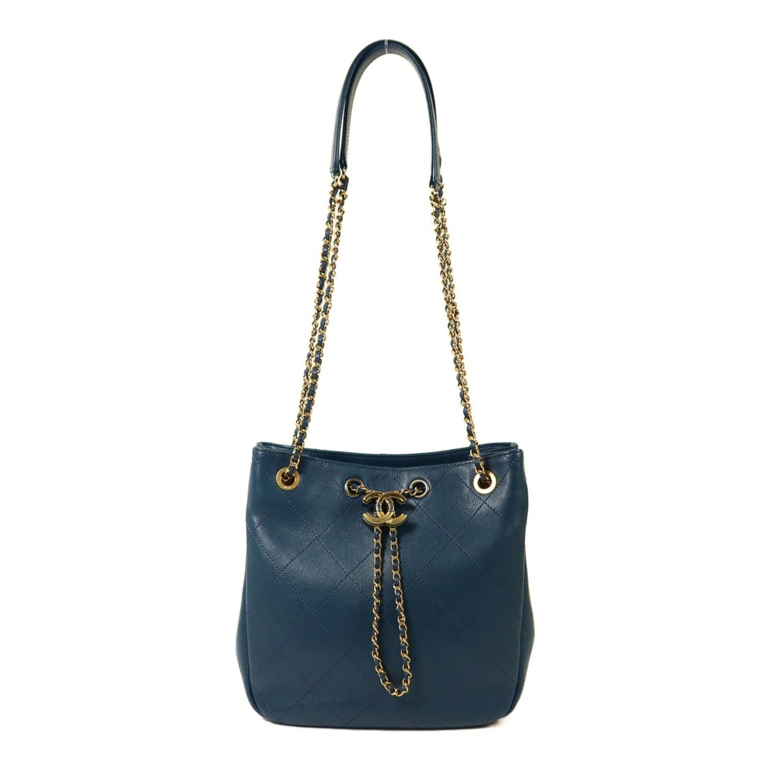 Chanel Blue Calfskin CC Chain Shoulder Purse for Women: Chanel Blue Calfskin CC Chain Shoulder Purse for Women This CHANEL CC chain shoulder bag is crafted from blue calfskin leather, offering a stylish and sophisticated look. Designed for women, it featur