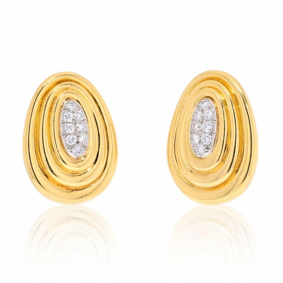 David Webb Platinum 18K Yellow Gold Diamond Earrings 0.25cts: David Webb Platinum 18K Yellow Gold Diamond Earrings 0.25cts Exquisite David Webb earrings crafted from a combination of platinum and 18K yellow gold, showcasing a unique textured design. These stunni