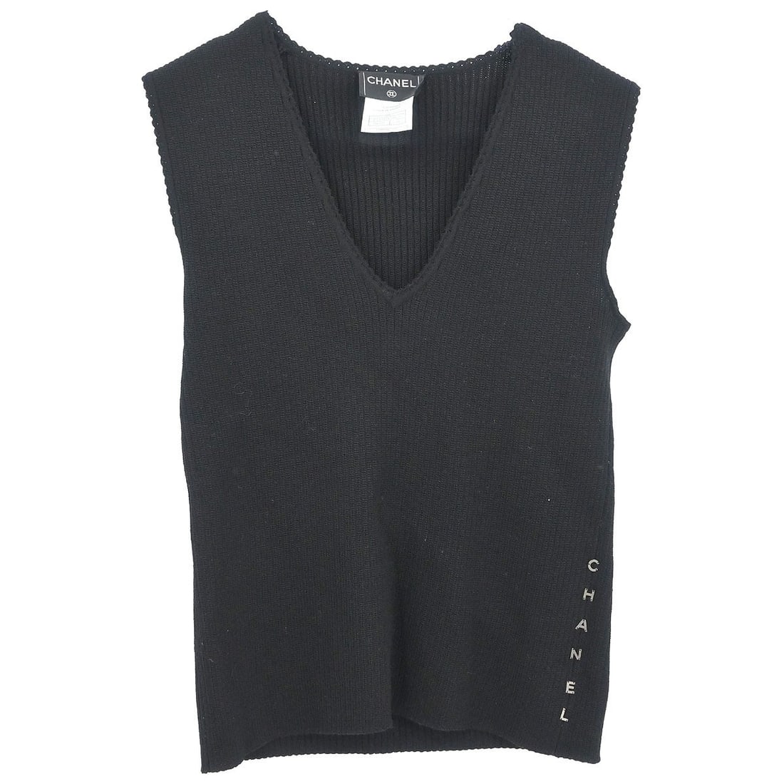 Chanel Black Wool Knit Sleeveless Vest Top Size 38: Chanel Black Wool Knit Sleeveless Vest Top Size 38 This Chanel sleeveless knit top features a V-neck design in classic black. Made from 100% wool, it offers a regular fit and casual style. The top is
