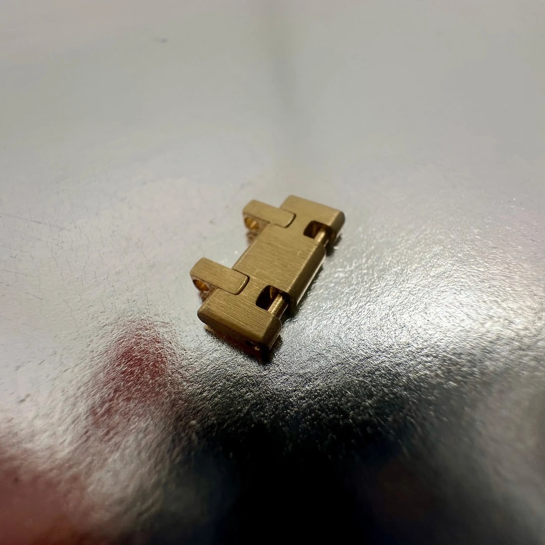 18K Yellow Gold 15mm Band Link for Royal Oak 15451BA: 18K Yellow Gold 15mm Band Link for Royal Oak 15451BA This is a pre-owned Audemars Piguet 18K yellow gold 15mm band link designed for the Royal Oak Model 15451BA. The link features a luxury style and i