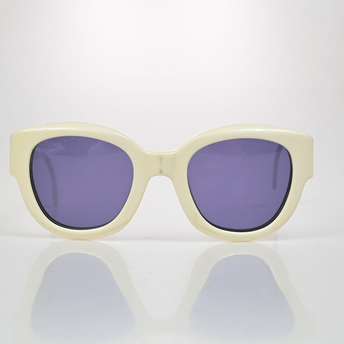 White Plastic Sunglasses with Chanel Logo for Women (1 of 15)