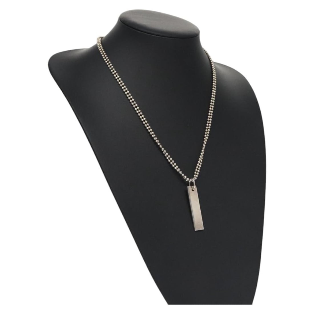 Gucci Silver Tone Metal Necklace with Dust Bag and Box: Gucci Silver Tone Metal Necklace with Dust Bag and Box This GUCCI necklace features a silver tone metal construction and is designed for women. It is made in Italy and comes with a dust bag and item b