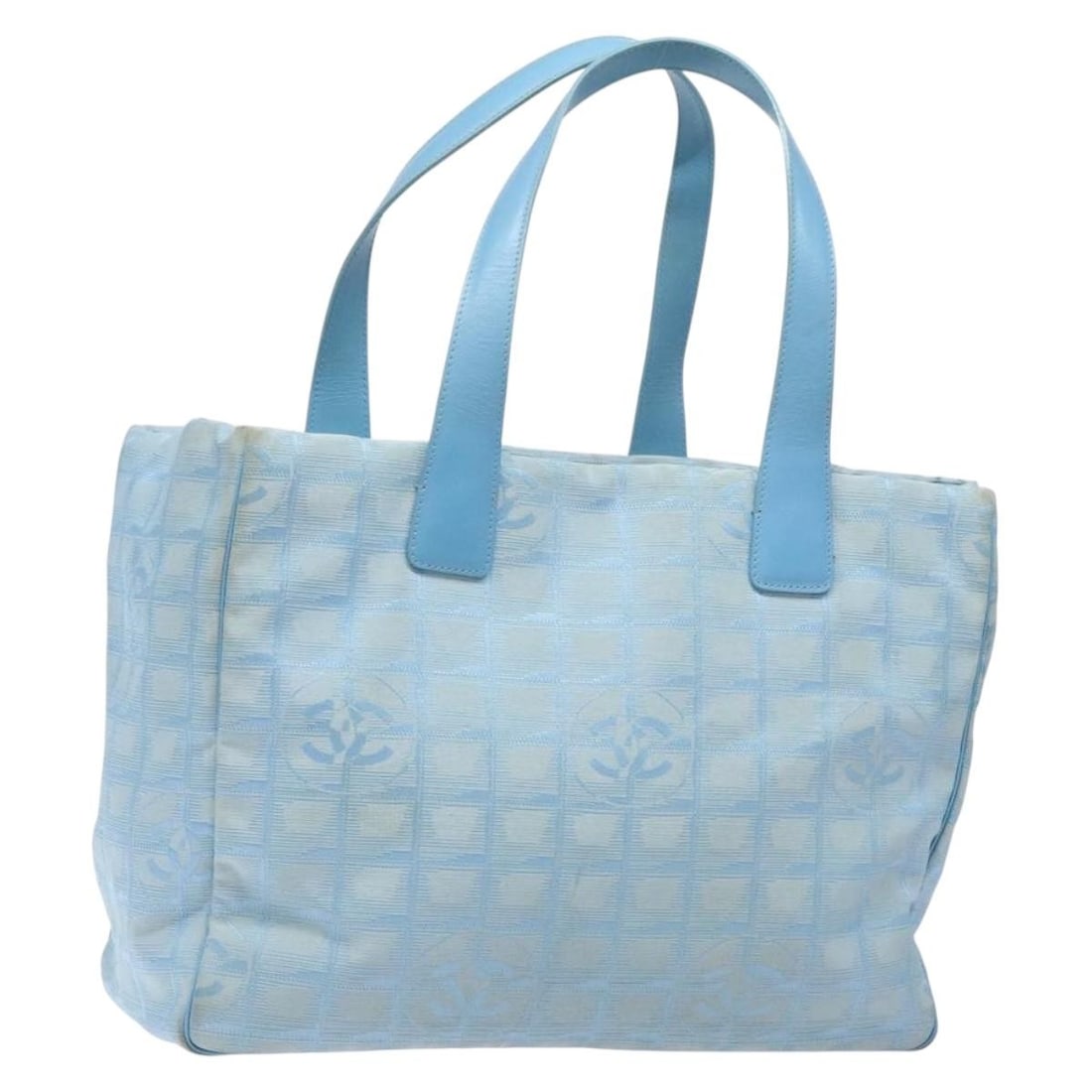CHANEL New Travel Line Light Blue Silver Tote Bag Nylon Auth 133917: CHANEL New Travel Line Light Blue Silver Tote Bag Nylon Auth 133917 Experience the elegance of this CHANEL New Travel line Tote Bag, crafted in Italy from durable nylon in a stunning light blue and si