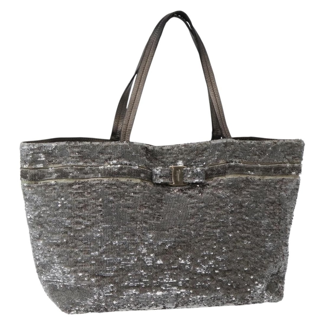 Salvatore Ferragamo Silver Sequin Vala Tote Bag Auth 142446 Italy: Salvatore Ferragamo Silver Sequin Vala Tote Bag Auth 142446 Italy This stunning Salvatore Ferragamo Vala Tote Bag features a unique silver sequin exterior, perfect for adding a touch of glamour to any