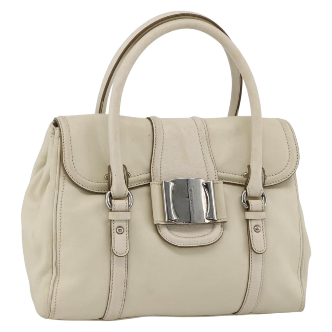 White Leather Salvatore Ferragamo Handbag with Silver Accents for Women: White Leather Salvatore Ferragamo Handbag with Silver Accents for Women This Salvatore Ferragamo handbag is crafted from leather in a white and silver color combination. Designed for women, it feature