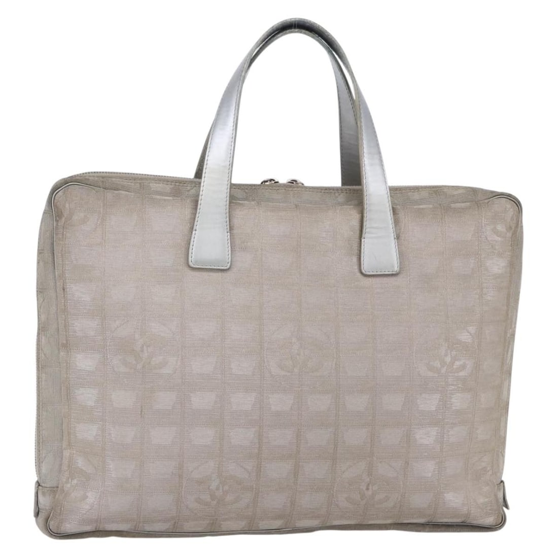 CHANEL Silver Nylon Travel Tote Bag Auth BA7299: CHANEL Silver Nylon Travel Tote Bag Auth BA7299 Elevate your style with this authentic CHANEL New Travel Line Tote Bag, crafted in Italy from durable nylon with a stunning silver finish. This chic tot