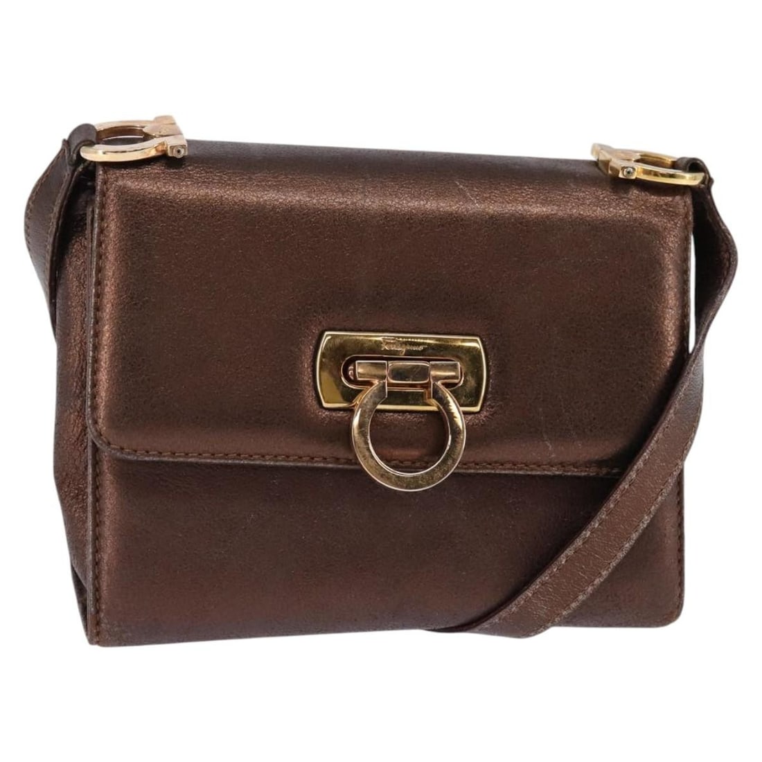 Salvatore Ferragamo Gancini Brown Gold Leather Shoulder Bag Italy: Salvatore Ferragamo Gancini Brown Gold Leather Shoulder Bag Italy Introducing the Salvatore Ferragamo Gancini Shoulder Bag, a sophisticated accessory that showcases Italian craftsmanship. This stylish