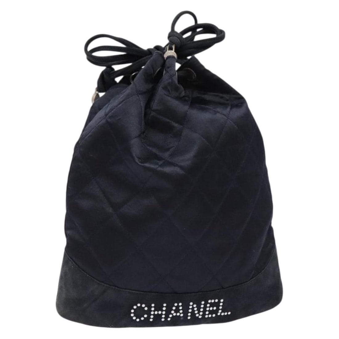 CHANEL Black Satin Matelasse Pouch with CC Logo Auth 141547: CHANEL Black Satin Matelasse Pouch with CC Logo Auth 141547 This elegant CHANEL Matelasse Pouch is crafted from luxurious black satin, exuding a timeless sophistication. Measuring approximately 11.4 i