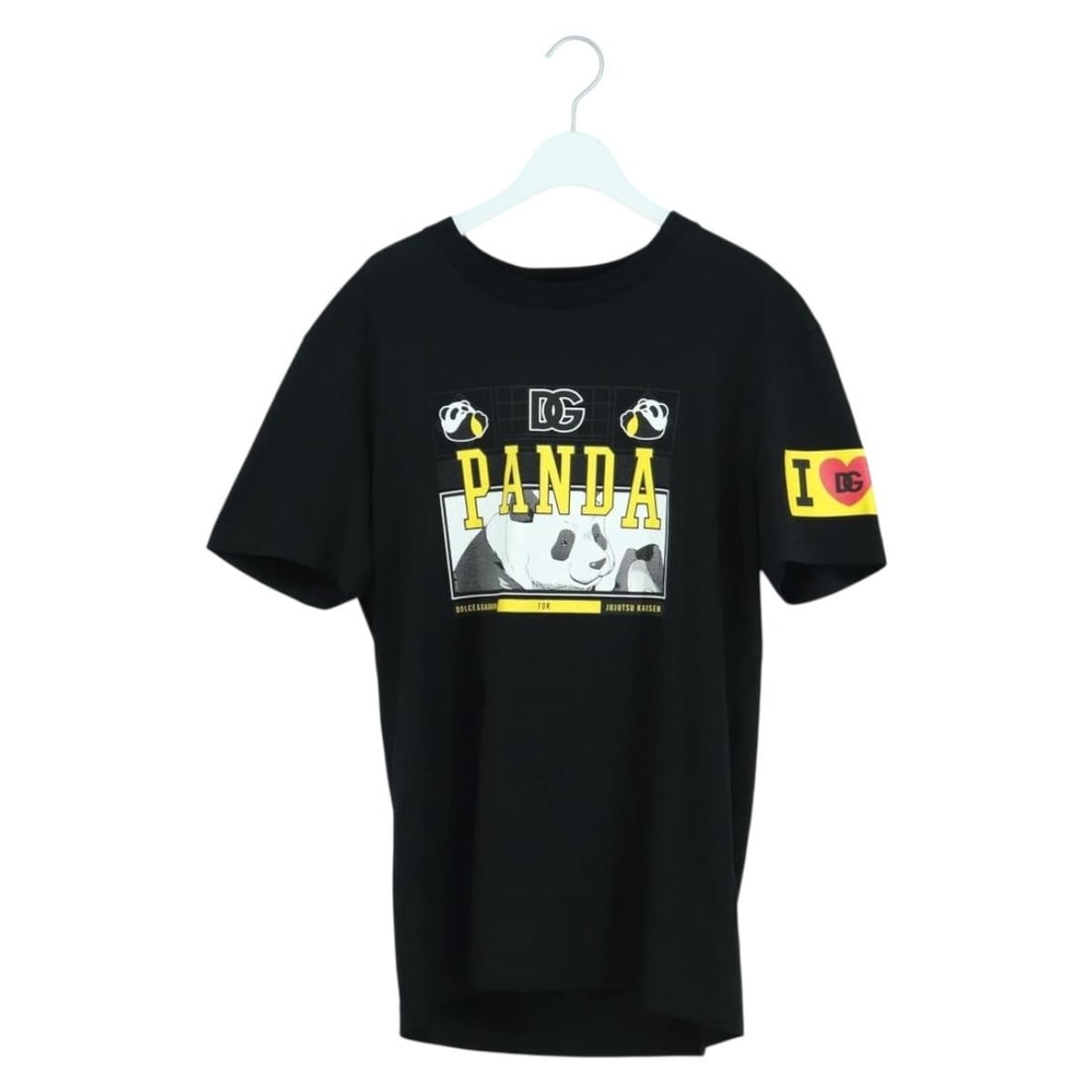 Dolce and Gabbana Black Panda Graphic Cotton T Shirt Jujutsu Kaisen Collaboration: Dolce and Gabbana Black Panda Graphic Cotton T Shirt Jujutsu Kaisen Collaboration This Dolce&Gabbana x Jujutsu Kaisen Panda short-sleeved T-shirt is crafted from 100% cotton in black. Designed for wom