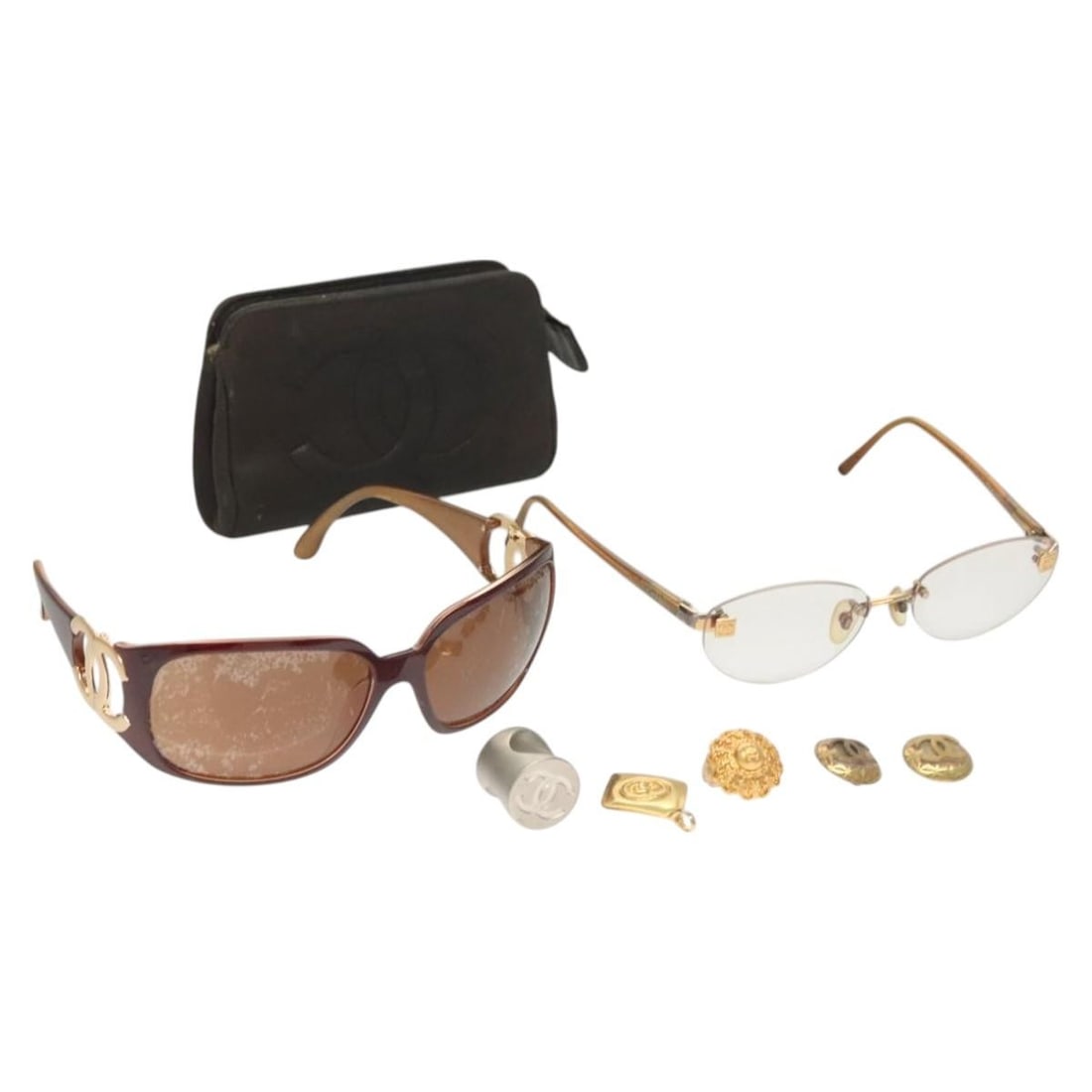 CHANEL Black Gold Leather Pouch with CC Logo Authenticated: CHANEL Black Gold Leather Pouch with CC Logo Authenticated This authentic CHANEL pouch features a sleek and stylish design crafted from high-quality leather in a striking black and gold color combinat