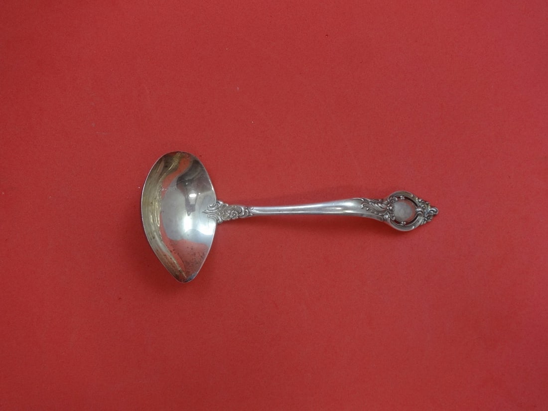 Reed and Barton Cameo Sterling Silver Gravy Ladle 6.625" Vintage: Reed and Barton Cameo Sterling Silver Gravy Ladle 6.625" Vintage This vintage gravy ladle from Reed and Barton features the elegant Cameo pattern and is composed of high-quality sterling silver. Measu