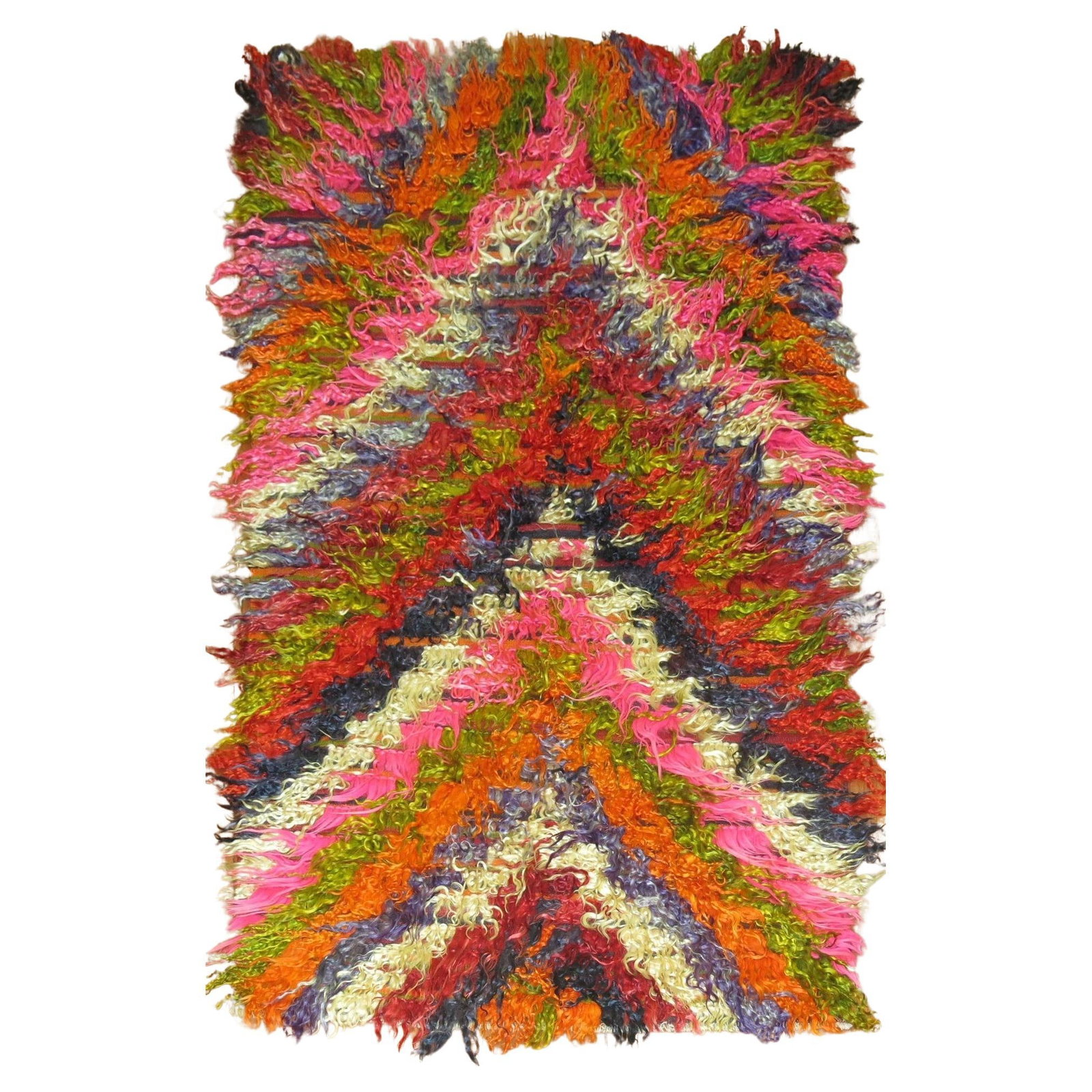 Mid-Century Modern Turkish Tulu Flokati Rug 3'9 x 7': Mid-Century Modern Turkish Tulu Flokati Rug 3'9 x 7' Discover the beauty of this vintage Turkish Tulu Flokati rug, an exquisite piece that embodies the charm of Mid-Century Modern design. Hand-knotted