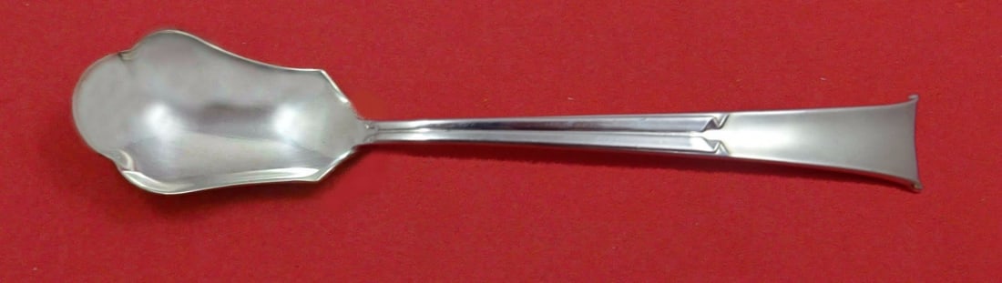 Tiffany & Co. Linenfold Sterling Silver Relish Scoop Custom Made 5 3/4": Tiffany & Co. Linenfold Sterling Silver Relish Scoop Custom Made 5 3/4" This exquisite relish scoop is crafted from sterling silver by Tiffany & Co. in the classic Linenfold pattern. Measuring 5 3/4 i