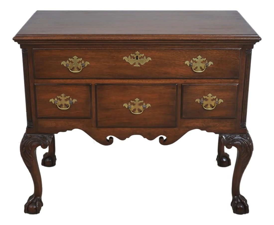 Kittinger CW-19 Mahogany Lowboy Colonial Williamsburg Chippendale Style: Kittinger CW-19 Mahogany Lowboy Colonial Williamsburg Chippendale Style This exquisite Kittinger CW-19 Colonial Williamsburg Lowboy is a stunning piece crafted from mahogany, showcasing a light heirlo