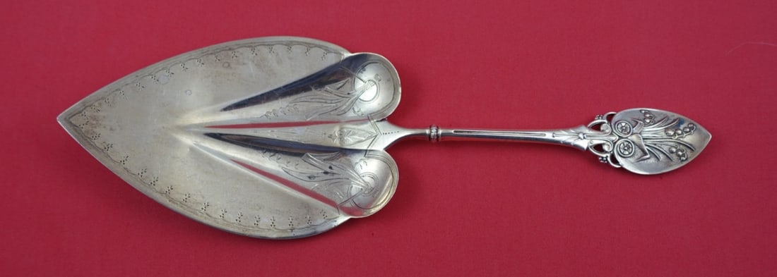 Bright-Cut Lily Pattern Sterling Silver Pie Server by Gorham 8 5/8 Inch: Bright-Cut Lily Pattern Sterling Silver Pie Server by Gorham 8 5/8 Inch This is a Gorham sterling silver pie server in the Lily aka 88 pattern, featuring a flat handle, bright-cut detailing, and a gol