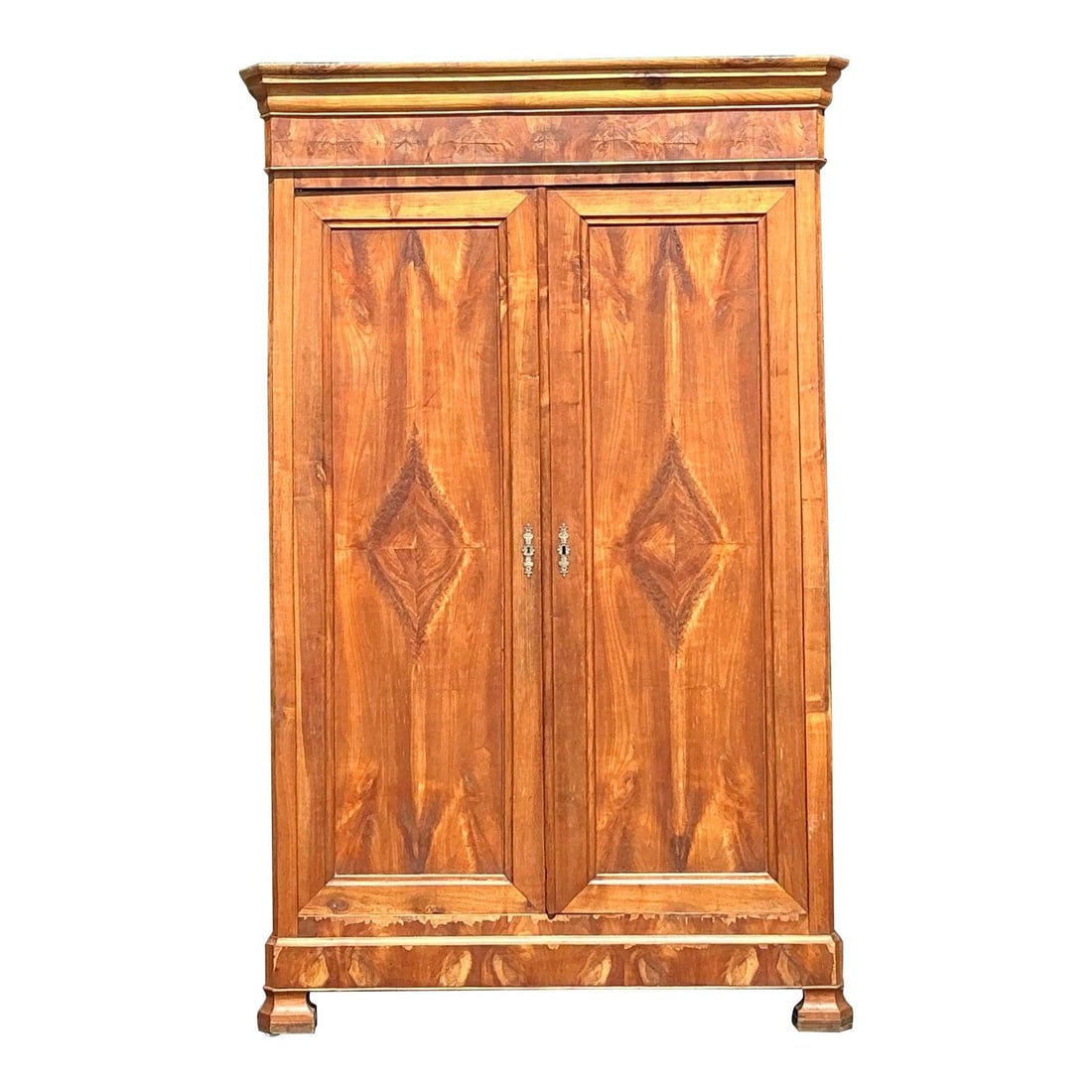 Timeless Vintage Burl Wood Armoire with Crown Molding: Timeless Vintage Burl Wood Armoire with Crown Molding Discover a magnificent Vintage Burl Wood Armoire that embodies timeless grandeur and natural artistry. This striking cabinet features exquisite bu