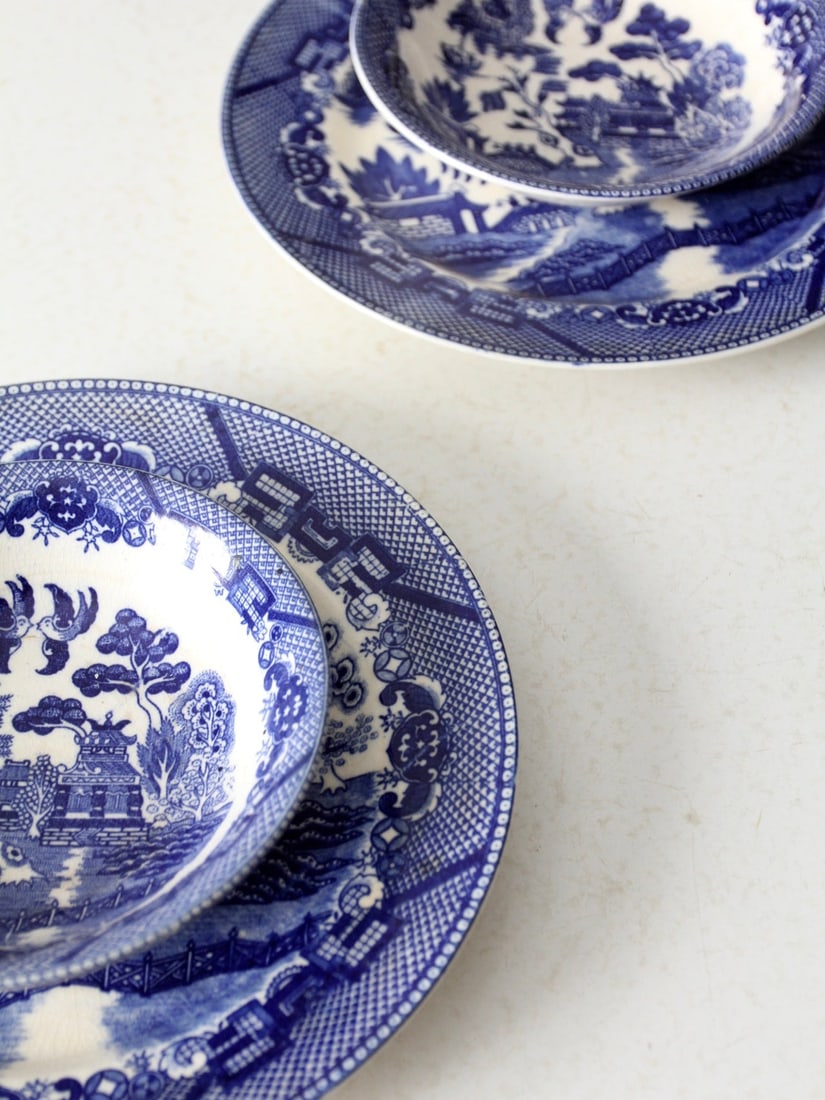 Set of 2 Plates and 2 Bowls Japanese Blue Willow Mid-20th Century (1 of 12)
