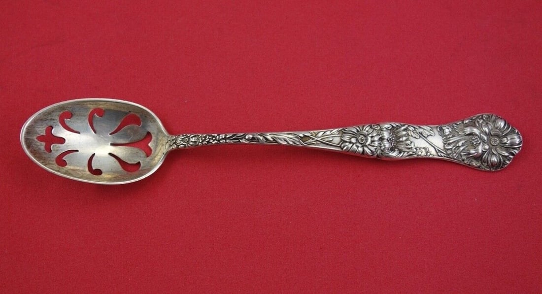 Mount Vernon Yetive Sterling Silver Olive Spoon 6 Inch Pierced: Mount Vernon Yetive Sterling Silver Olive Spoon 6 Inch Pierced This exquisite Yetive serving spoon by Mount Vernon showcases a beautiful pierced design, perfect for serving olives or other delicacies.