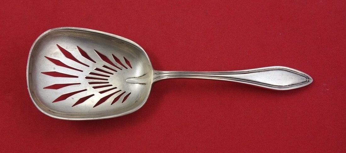 Towle Mary Chilton Sterling Silver Almond Serving Spoon 5 7/8": Towle Mary Chilton Sterling Silver Almond Serving Spoon 5 7/8" This exquisite Mary Chilton serving spoon, crafted by Towle, is a beautiful addition to any table setting. Made from high-quality sterlin