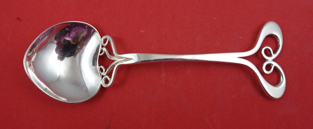 WW English Estate Sterling Silver Sugar Spoon Heart 5.5" Birmingham 1986: WW English Estate Sterling Silver Sugar Spoon Heart 5.5" Birmingham 1986 This exquisite English Estate Sterling Silver Sugar Spoon, measuring 5 1/2 inches, showcases a heart-shaped design crafted by v