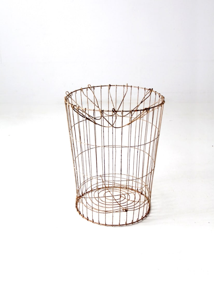 Vintage Industrial Wire Basket with Hinged Closure in Cream Finish: Vintage Industrial Wire Basket with Hinged Closure in Cream Finish Discover the charm of this vintage industrial wire basket, perfect for adding a rustic touch to your home or workspace. The basket fe
