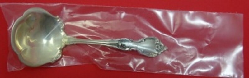 Lunt Alexandra Sterling Silver Gravy Ladle 6.25 Inch New: Lunt Alexandra Sterling Silver Gravy Ladle 6.25 Inch New Elevate your dining experience with this exquisite Alexandra by Lunt Sterling Silver Gravy Ladle. Crafted from high-quality sterling silver, th