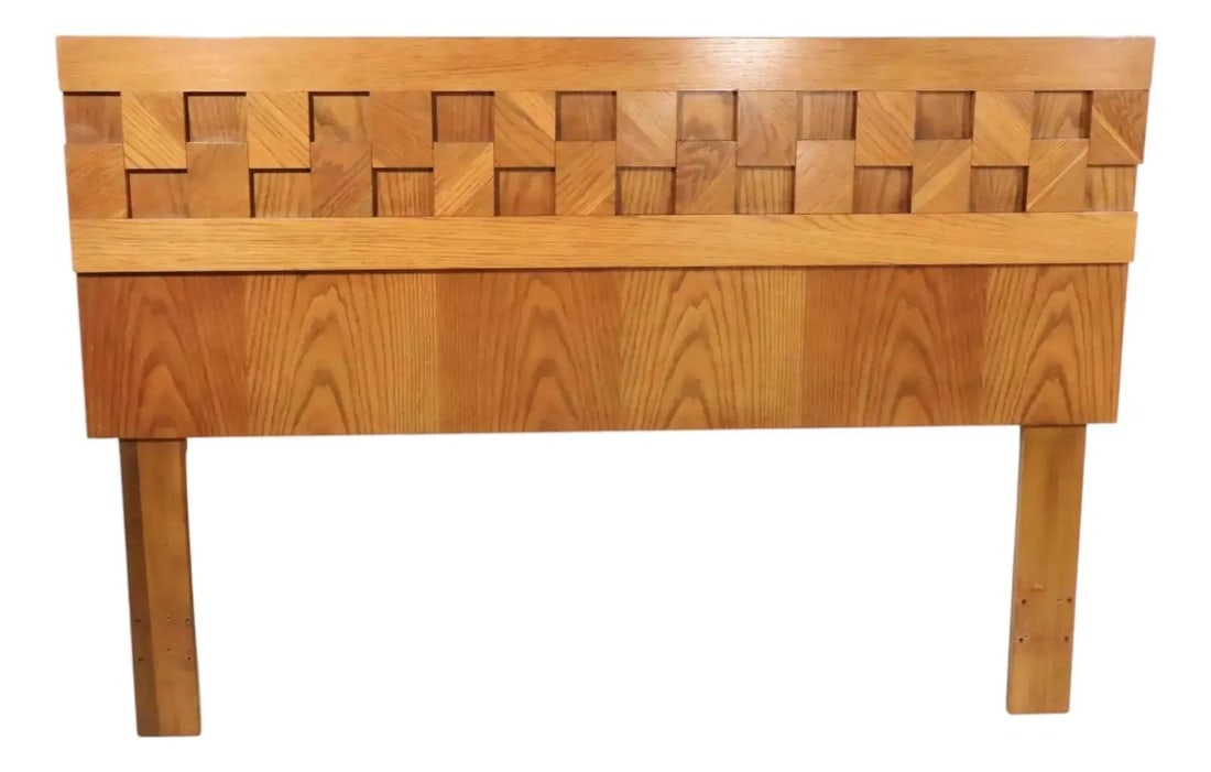 Staccato Brutalist Oak Queen Headboard by Lane Furniture 1970s: Staccato Brutalist Oak Queen Headboard by Lane Furniture 1970s Chic Brutalist Queen size headboard by Lane Furniture Company from the Staccato series, dating to the 1970s. Featuring an oak constructio