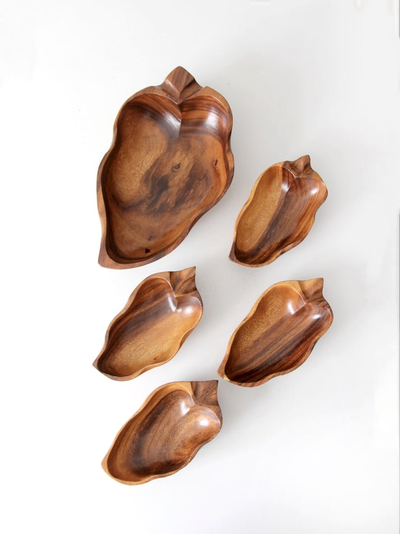 Vintage Mid Century Wood Leaf Serving Bowls Set of 5: Vintage Mid Century Wood Leaf Serving Bowls Set of 5 Enhance your dining experience with this Mid Century Serving Bowls Set, a beautiful collection of vintage wooden bowls shaped like leaves. This set