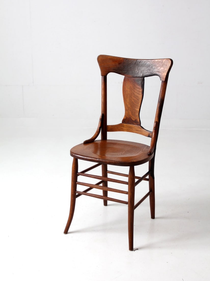 Early 20th Century Antique Wood Dining Chair with Fiddle Back: Early 20th Century Antique Wood Dining Chair with Fiddle Back Discover a charming early 20th century antique dining chair, crafted from wood and featuring an elegant "fiddle" shaped back splat. The ch