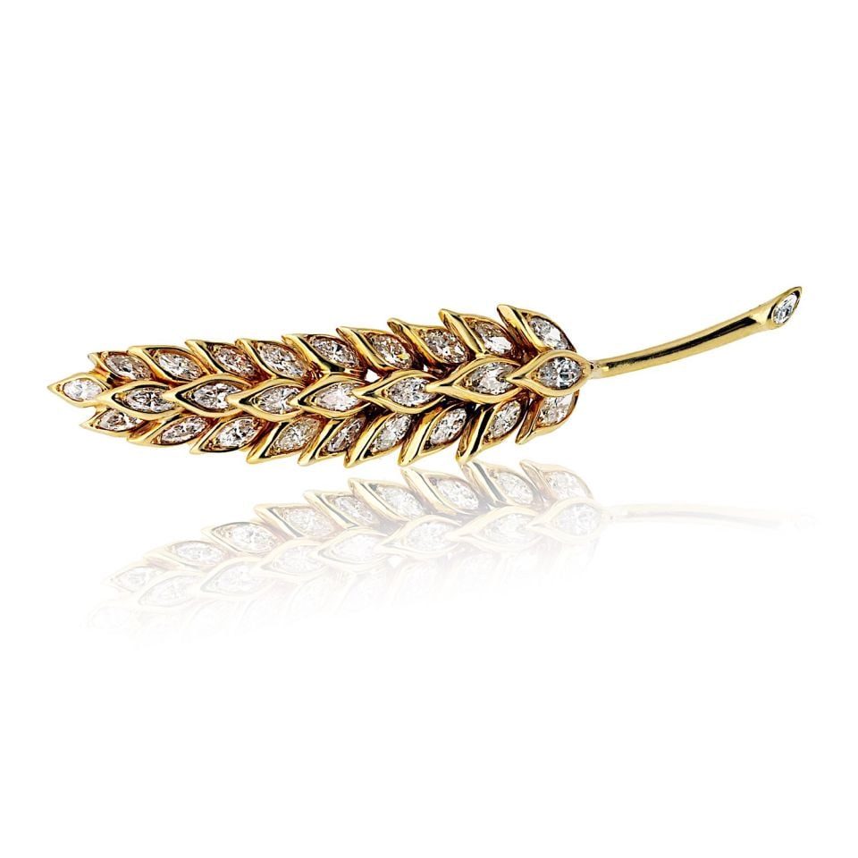 Verdura 18K Yellow Gold Diamond Leaf Brooch 2.25 Cts: Verdura 18K Yellow Gold Diamond Leaf Brooch 2.25 Cts This exquisite Verdura 18K Yellow Gold Petite Diamond Leaf Brooch is a captivating accessory that embodies elegance and craftsmanship. Measuring 6