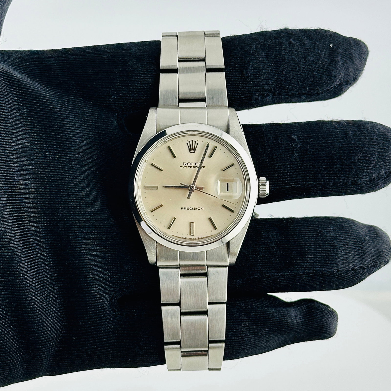 Oysterdate Precision Mens Watch Silver Dial Oyster Folded Ref 6694: Oysterdate Precision Mens Watch Silver Dial Oyster Folded Ref 6694 This Rolex Oysterdate Precision features a silver dial and a smooth bezel, complemented by an Oyster folded bracelet. It is designed 