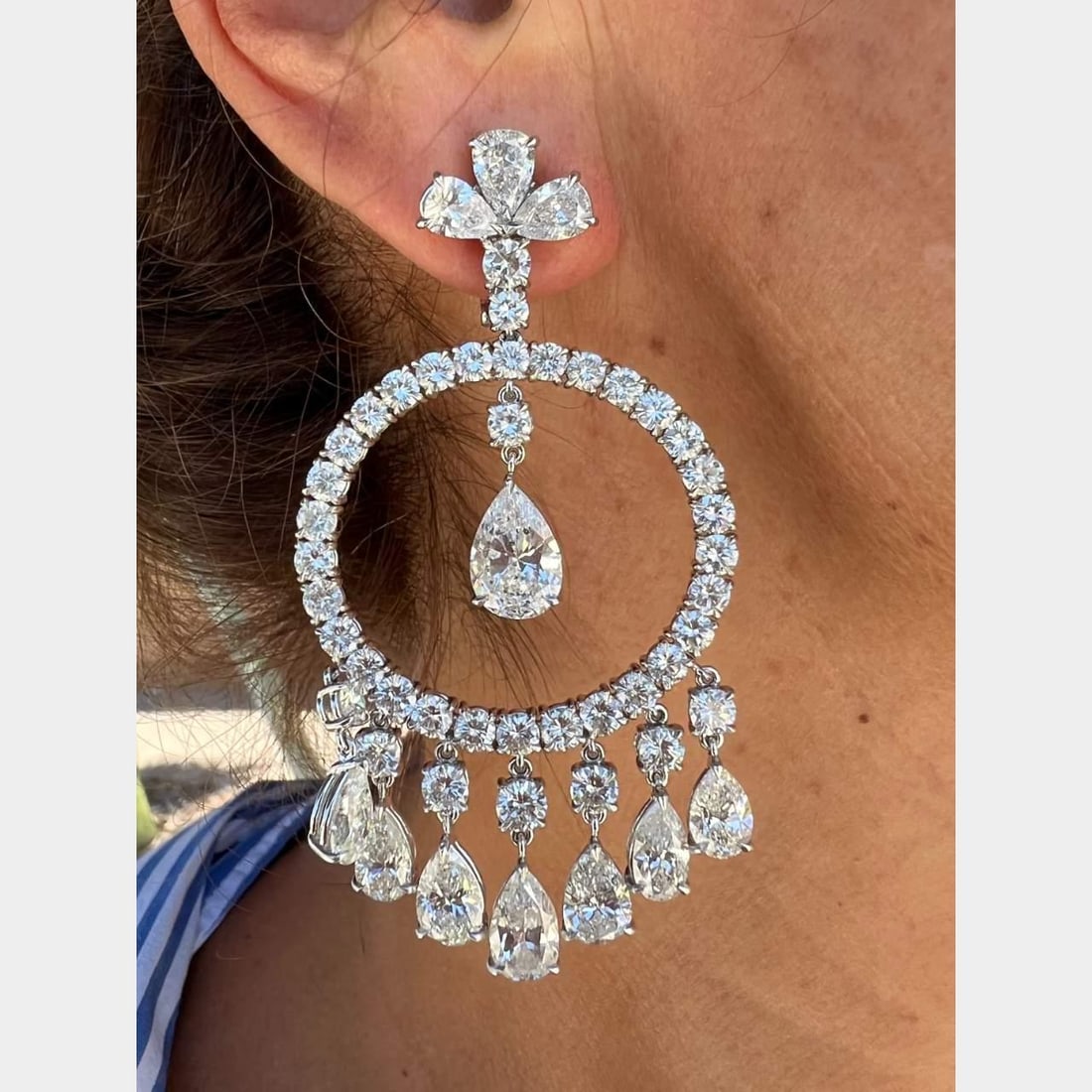 Elegant Platinum Diamond Chandelier Earrings 36 Ct E-F VS1-SI1: Elegant Platinum Diamond Chandelier Earrings 36 Ct E-F VS1-SI1 Exquisite Platinum Diamond Chandelier Earrings that embody elegance and luxury. These stunning earrings weigh 39.5 grams and are adorned 