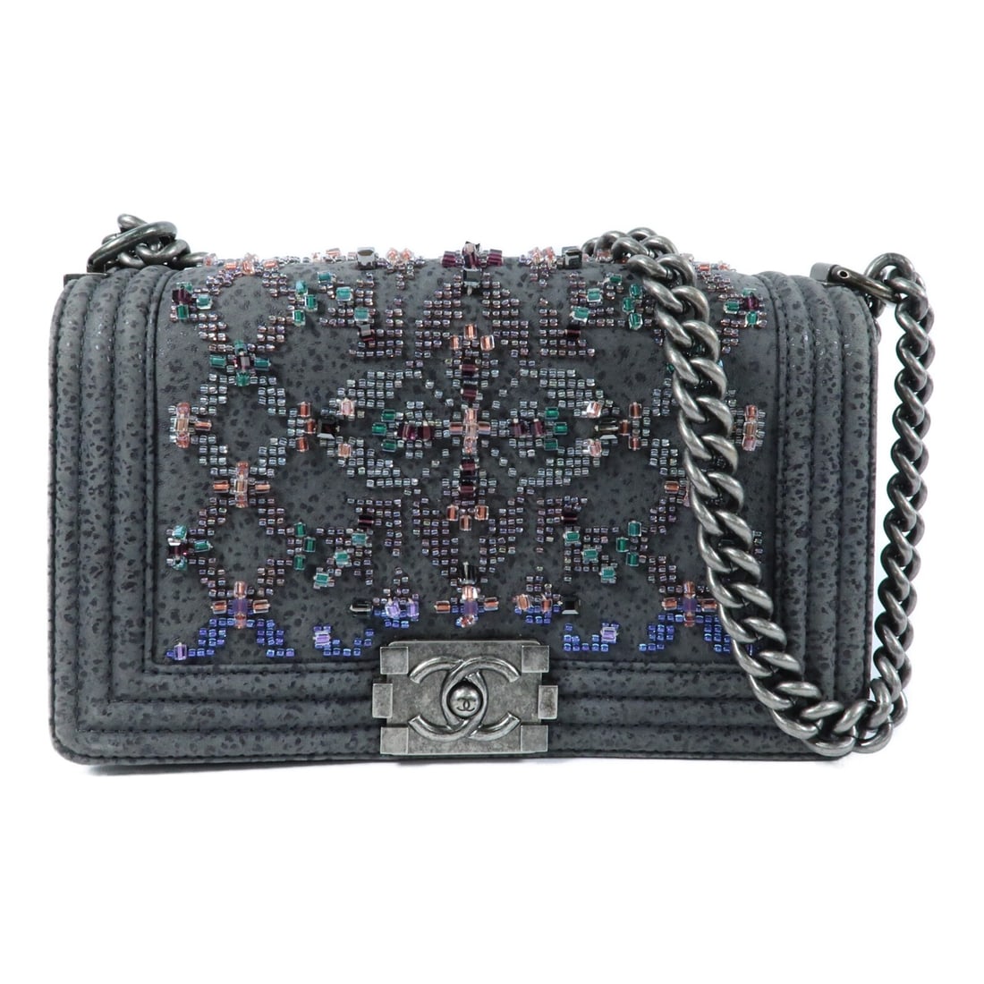 Chanel Boy 25 Gray Textured Suede Chain Shoulder Bag: Chanel Boy 25 Gray Textured Suede Chain Shoulder Bag This CHANEL CC Boy 25 Chain Shoulder Bag features textured suede in a sophisticated gray color. Designed for women, it showcases a classic shoulder