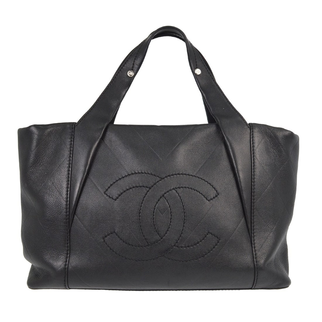Chanel Medium Chevron Pattern Leather Tote in Black with Double Handles: Chanel Medium Chevron Pattern Leather Tote in Black with Double Handles This Chanel tote bag features black chevron-patterned leather with double handles, offering a sophisticated look suitable for ca