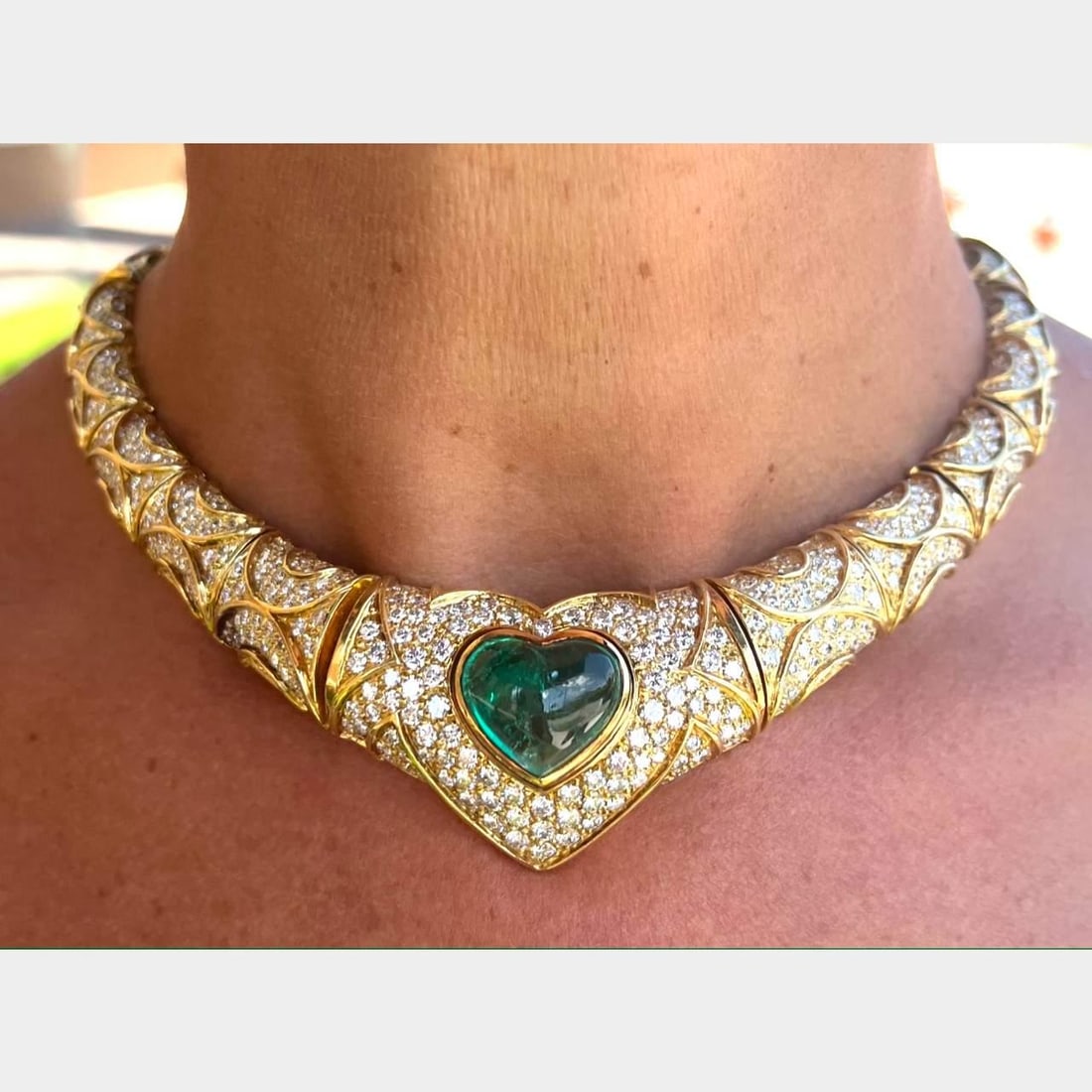 Stunning Colombian Emerald Diamond Necklace 18K Gold 41 Ct Diamonds: Stunning Colombian Emerald Diamond Necklace 18K Gold 41 Ct Diamonds This exquisite Colombian Emerald and Diamond Necklace features a stunning combination of 970 diamonds, weighing approximately 41.00 