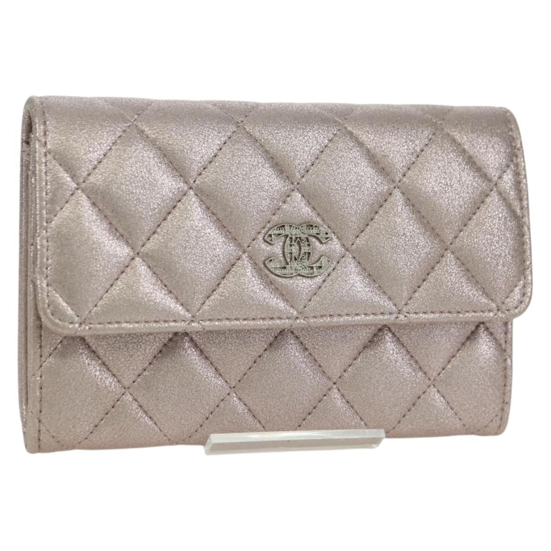 Pink Lambskin CHANEL Wallet with CC Logo and Accessories: Pink Lambskin CHANEL Wallet with CC Logo and Accessories This CHANEL wallet is crafted from pink lambskin leather, offering a luxurious and elegant accessory for women. The wallet features a compact d
