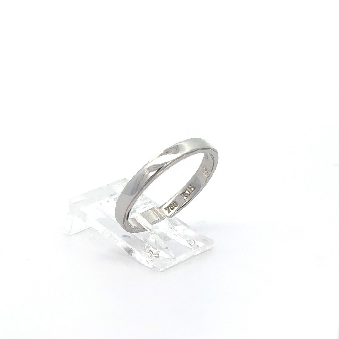 18k White Gold 2.9mm Polished Stackable Wedding Band Ring: 18k White Gold 2.9mm Polished Stackable Wedding Band Ring This elegant wedding band ring features a polished design crafted from solid 18k white gold, showcasing a faceted outer edge for added sophist