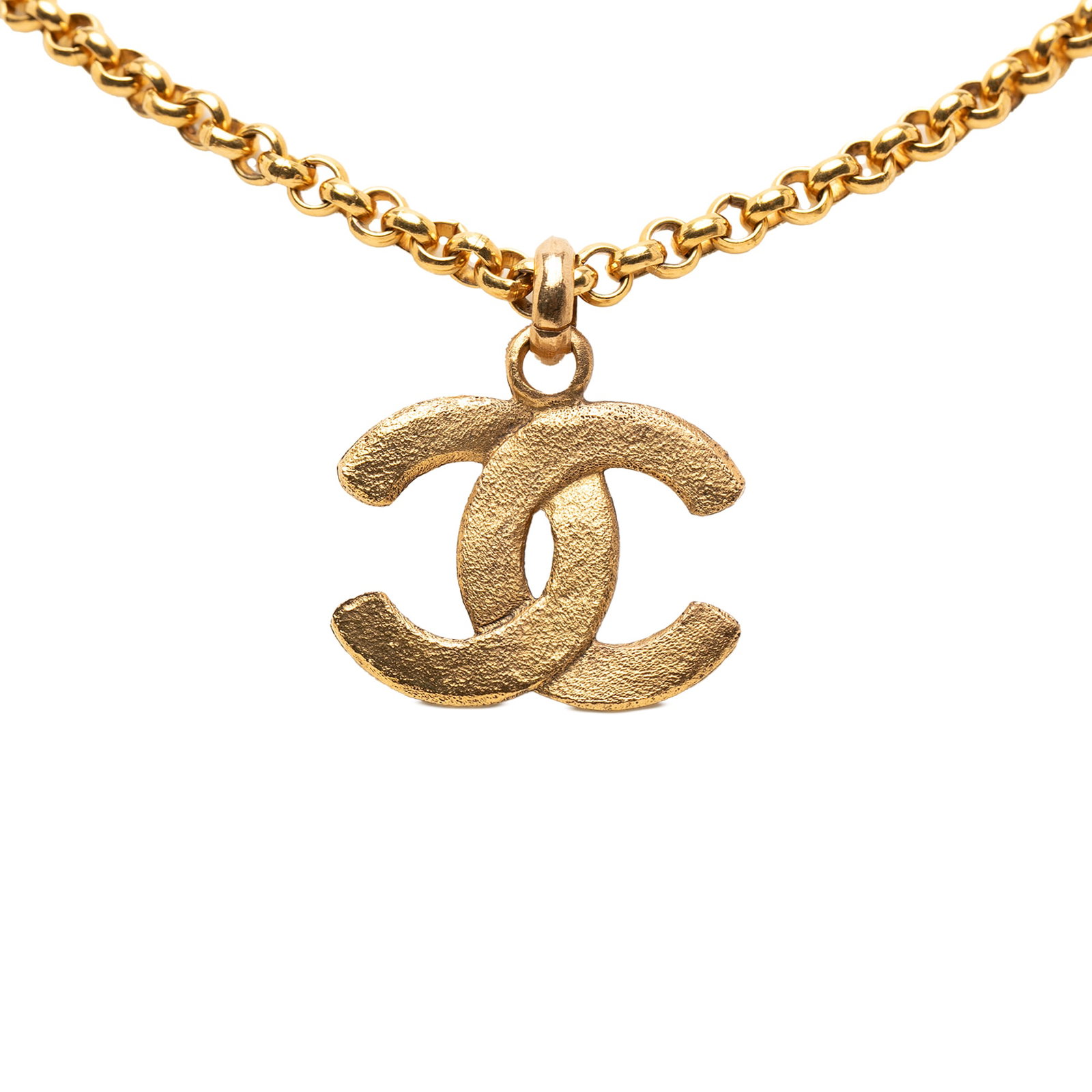 Chanel CC Logo Gold Plated Metal Pendant Necklace: Chanel CC Logo Gold Plated Metal Pendant Necklace This Chanel necklace showcases a gold-plated metal body with a gold-tone curb chain and features the iconic CC logo pendant. It is completed with a sp