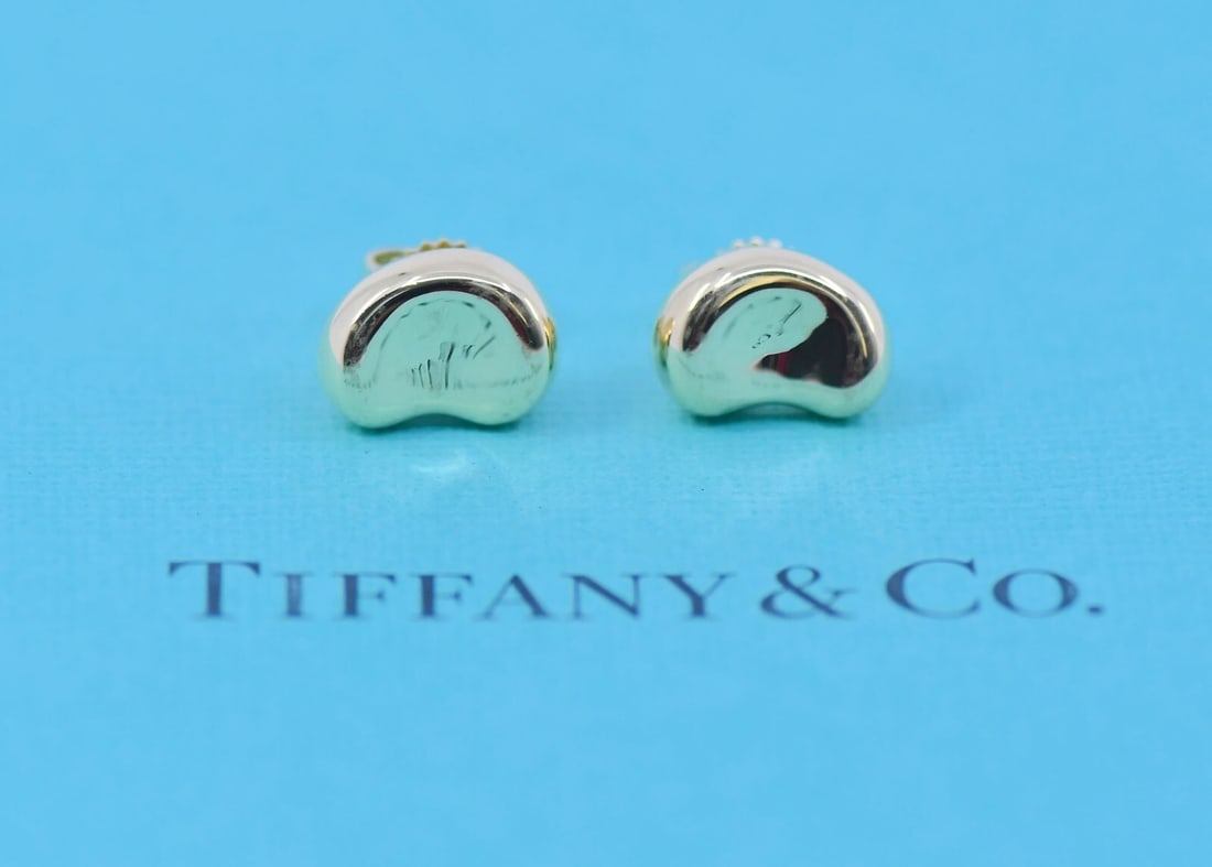 Tiffany & Co Elsa Peretti 18K Yellow Gold Stud Earrings Authentic: Tiffany & Co Elsa Peretti 18K Yellow Gold Stud Earrings Authentic Elevate your jewelry collection with these exquisite Tiffany & Co. Elsa Peretti 18K Yellow Gold Earrings. These elegant stud earrings 