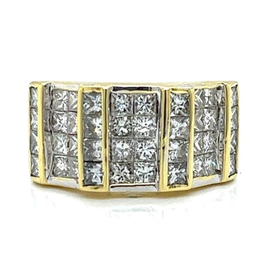 Elegant 18K Yellow Gold 3.60 Ct Diamond Ring with 40 Diamonds: Elegant 18K Yellow Gold 3.60 Ct Diamond Ring with 40 Diamonds This stunning 18K yellow gold ring features a total diamond weight of approximately 3.60 ct, showcasing 40 diamonds with H-I color and VVS