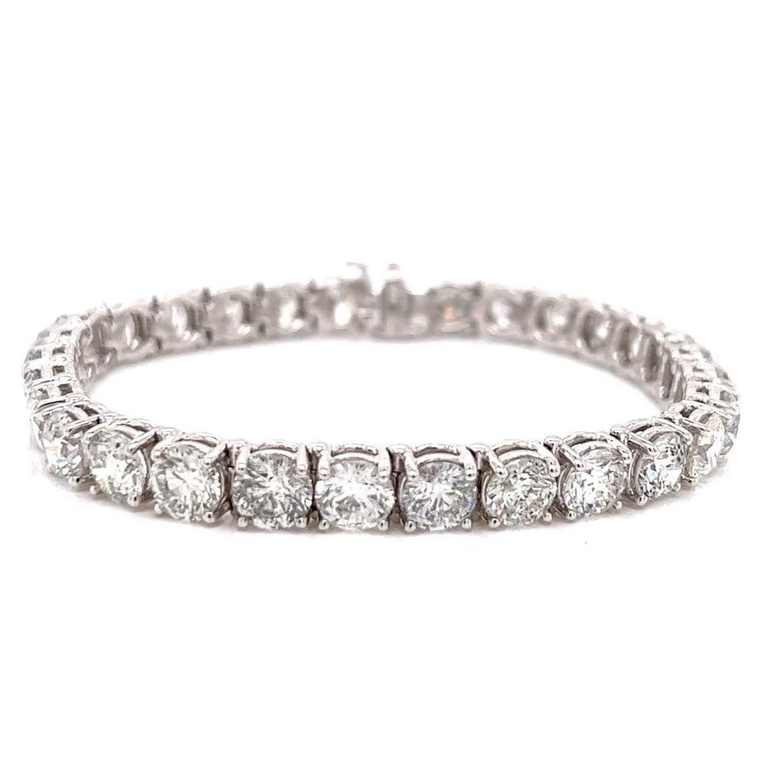 Elegant 14K White Gold 22.50 Ct Diamond Tennis Bracelet: Elegant 14K White Gold 22.50 Ct Diamond Tennis Bracelet This elegant tennis bracelet features a stunning array of 30 diamonds, weighing approximately 22.50 ct, set in luxurious 14K white gold. The dia