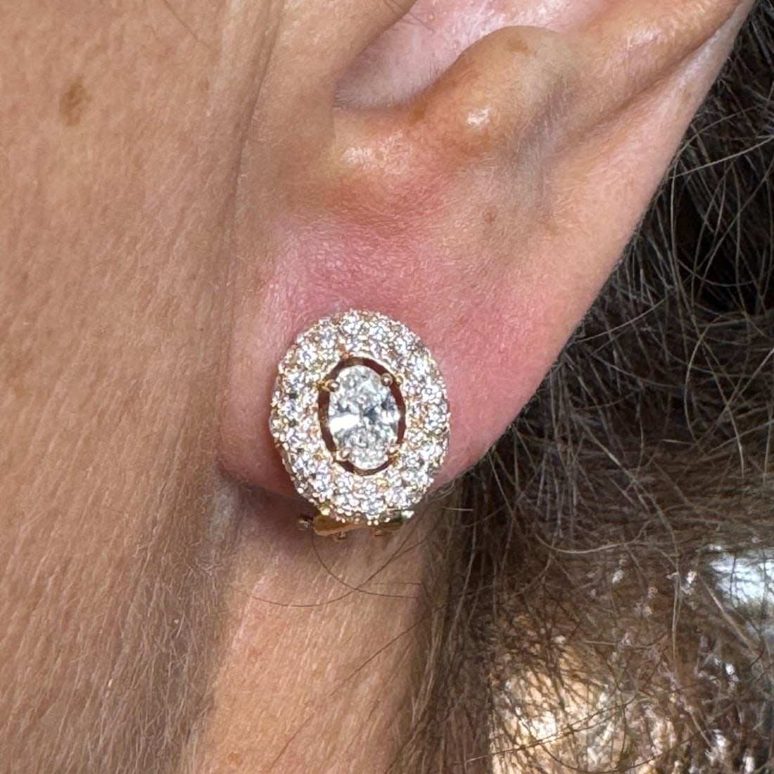 18K Yellow Gold Diamond Earrings 1.67 Ct. VVS-VS Clarity: 18K Yellow Gold Diamond Earrings 1.67 Ct. VVS-VS Clarity These stunning earrings feature 18K yellow gold and are adorned with a total of 1.67 carats of diamonds. Each earring is set with two diamonds 